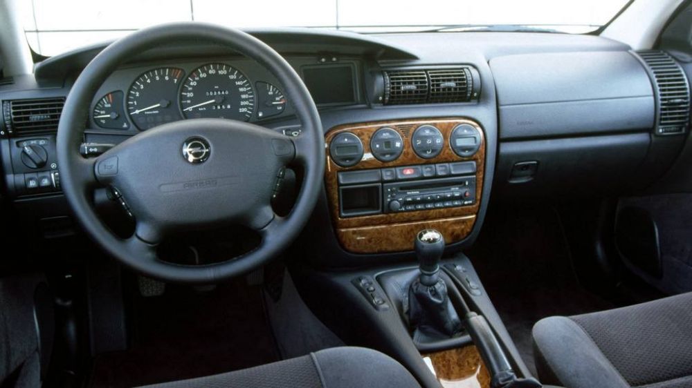 Девочка для битья: как Opel Omega конкурировала с BMW, почему провалилась, и при чём тут Corvette