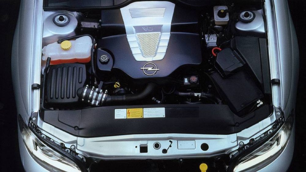 Девочка для битья: как Opel Omega конкурировала с BMW, почему провалилась, и при чём тут Corvette