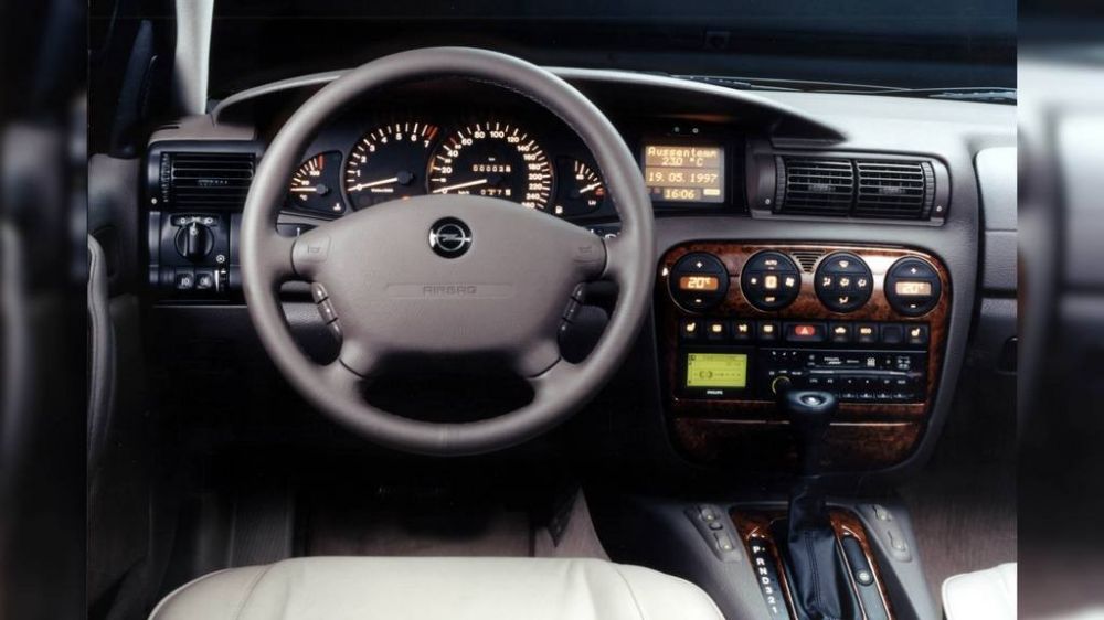 Девочка для битья: как Opel Omega конкурировала с BMW, почему провалилась, и при чём тут Corvette