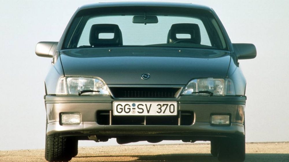 Девочка для битья: как Opel Omega конкурировала с BMW, почему провалилась, и при чём тут Corvette