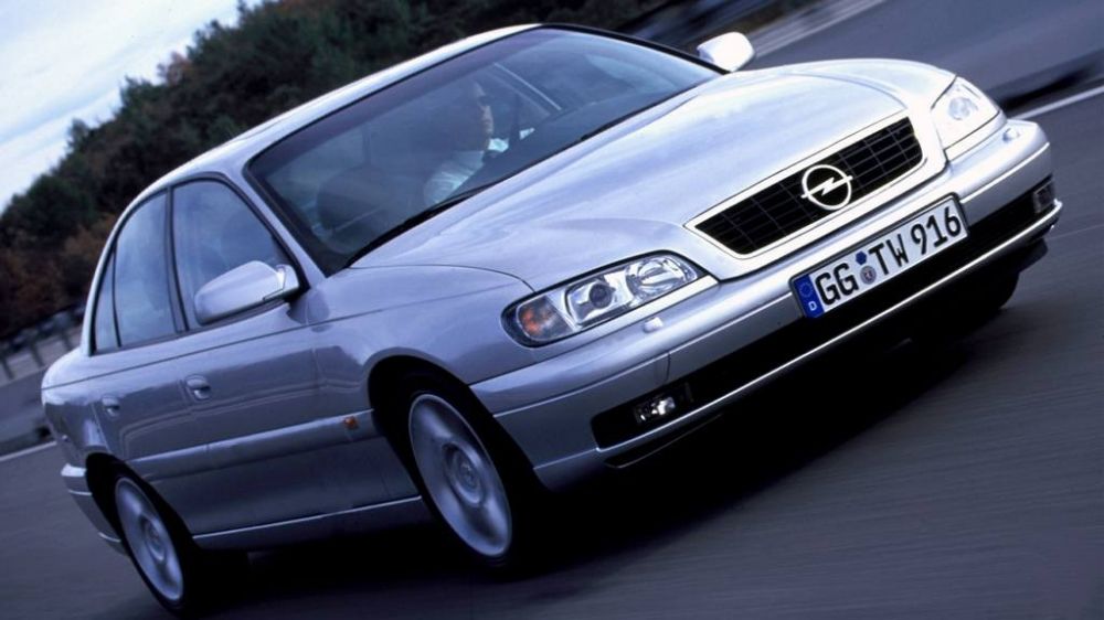 Девочка для битья: как Opel Omega конкурировала с BMW, почему провалилась, и при чём тут Corvette