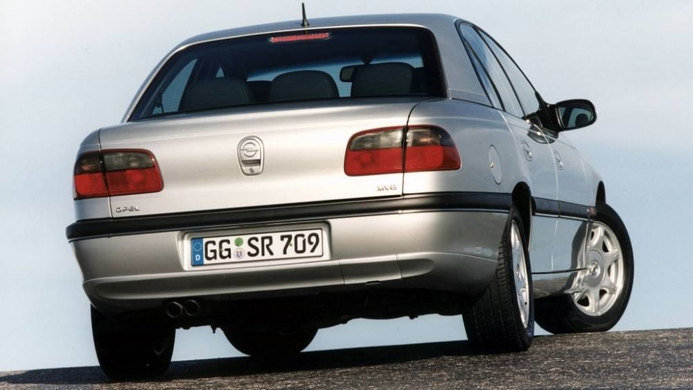 Девочка для битья: как Opel Omega конкурировала с BMW, почему провалилась, и при чём тут Corvette