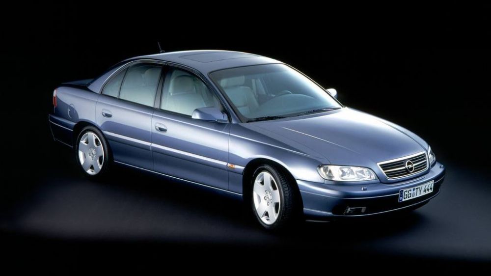 Девочка для битья: как Opel Omega конкурировала с BMW, почему провалилась, и при чём тут Corvette