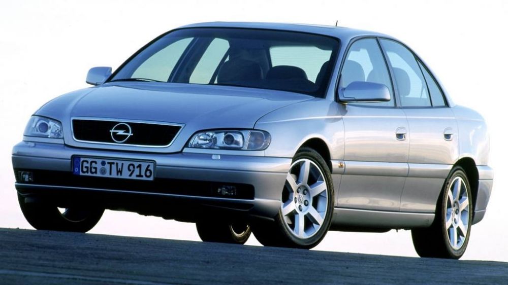 Девочка для битья: как Opel Omega конкурировала с BMW, почему провалилась, и при чём тут Corvette