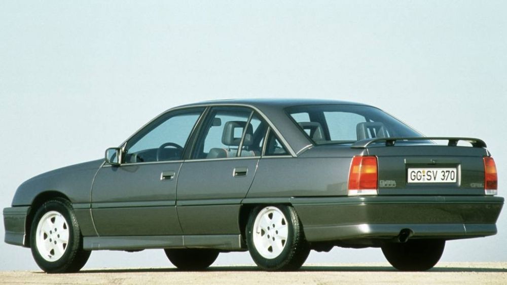 Девочка для битья: как Opel Omega конкурировала с BMW, почему провалилась, и при чём тут Corvette