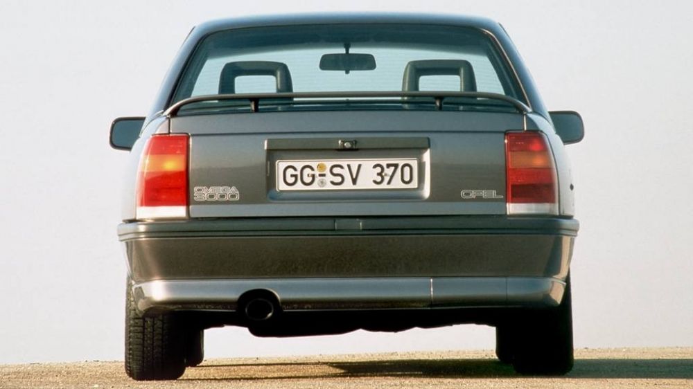Девочка для битья: как Opel Omega конкурировала с BMW, почему провалилась, и при чём тут Corvette