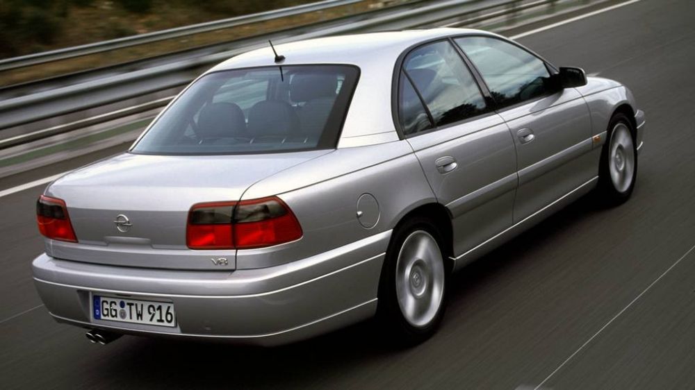 Девочка для битья: как Opel Omega конкурировала с BMW, почему провалилась, и при чём тут Corvette