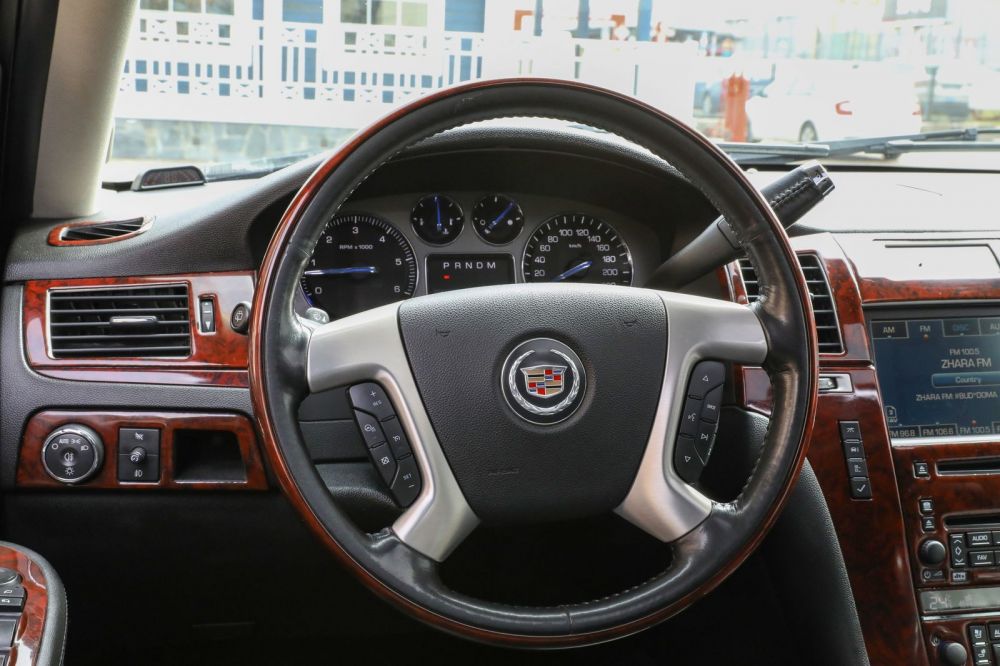 20 литров и 6,5 секунд: опыт владения Cadillac Escalade 2008 года