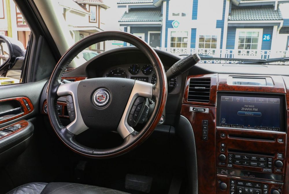 20 литров и 6,5 секунд: опыт владения Cadillac Escalade 2008 года