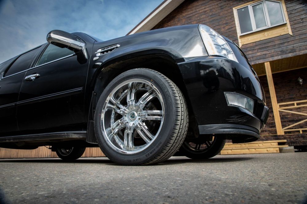 20 литров и 6,5 секунд: опыт владения Cadillac Escalade 2008 года