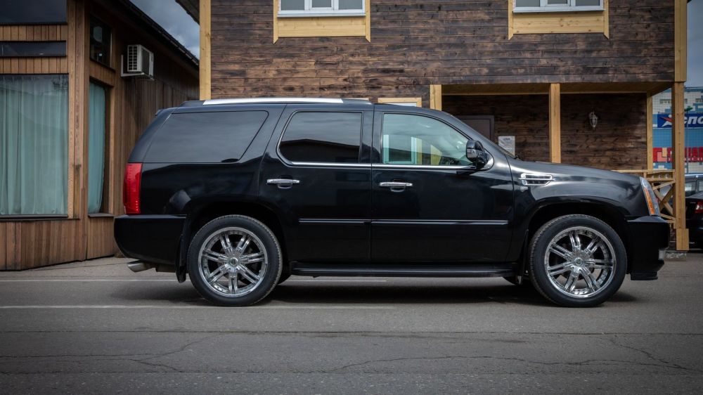 20 литров и 6,5 секунд: опыт владения Cadillac Escalade 2008 года