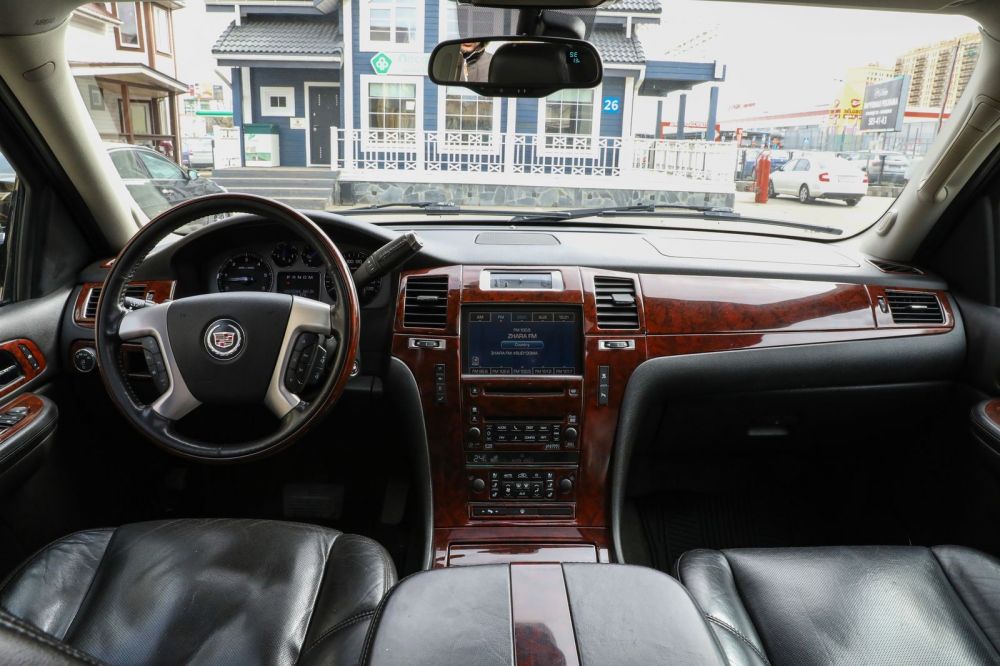 20 литров и 6,5 секунд: опыт владения Cadillac Escalade 2008 года