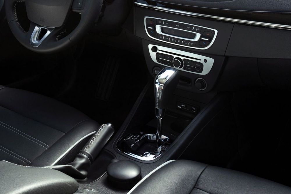 Почти D-класс, недорого: стоит ли покупать Renault Fluence за 500 тысяч рублей