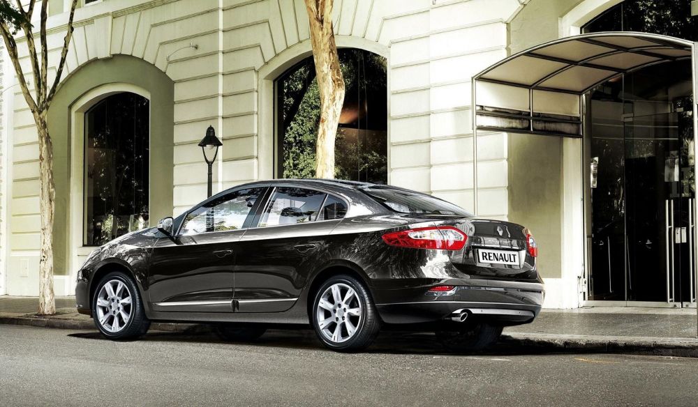 Почти D-класс, недорого: стоит ли покупать Renault Fluence за 500 тысяч рублей