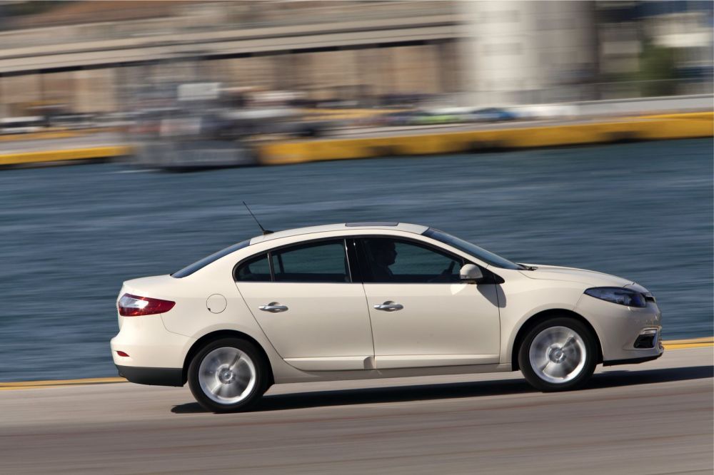 Почти D-класс, недорого: стоит ли покупать Renault Fluence за 500 тысяч рублей